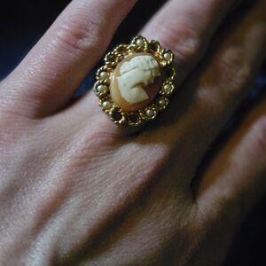 Elegant Cameo Gold Ring